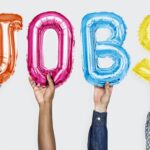 Hände halten bunte „JOBS“-Ballons; Jobsuche, Beschäftigung, Karriere, Einstellung erecruiter, Bewerbermanagement