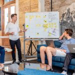 Team-Brainstorming-Projektplan auf Whiteboard im modernen Büro erecruiter, Bewerbermanagement