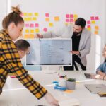 Team-Brainstorming-Projekt auf dem Computerbildschirm erecruiter, Bewerbermanagement