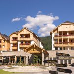 Moderner Hotelkomplex in den Alpen mit ansprechender Architektur und Landschaftsgestaltung. Dachstein König. erecruiter, Bewerbermanagement