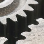 Nahaufnahme ineinandergreifender Zahnräder als Symbol für Zusammenarbeit. erecruiter, Bewerbermanagement
