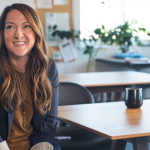 Selbstbewusste Frau im Business-Blazer, lächelnd. Personal Branding für erfolgreiches Recruiting. erecruiter, Bewerbermanagement