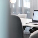 Laptop mit Anzeige des eRecruiting-Anmeldebildschirms auf einem weißen Tisch. erecruiter, Bewerbermanagement