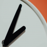 Nahaufnahme der Uhrzeiger, die fast auf 2 Uhr zeigen und das Zeitmanagement veranschaulichen. erecruiter, Bewerbermanagement