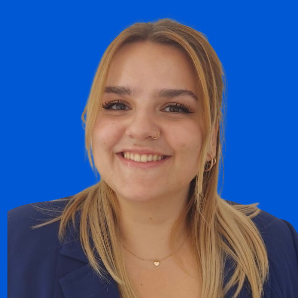 Lächelnde blonde Frau in blauem Blazer - eRecruiter
