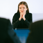 Junge Frau im Vorstellungsgespräch, die sehr unsicher wirkt, zeigt Neurodiversität im Recruiting. - eRecruiter