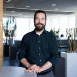 Der eRecruiter CEO Reginald Zenta im eR-Büro in Linz, stolz auf die Errungenschaften seines Teams.